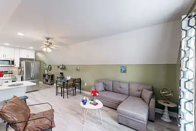 Image de 2nd Floor Unit  with shared pool, playground, & gym access