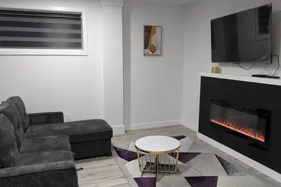 Image de President's Choice: Spacious 1-Bedroom Basement Suite with Fireplace.