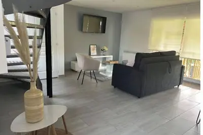 Image de Maison rénovée avec terrasse couverte et jardin clos