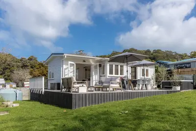 Image de Tahatai Cottage - Tahatai Cottage is a luxuriously appointed weather-board cottage in a wonderful central Oneroa location. The home has two bedrooms, a full kitchen, open plan living and dining area and a family bathroom. It is the perfect spot for u