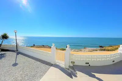Image de Seafront villa with private swimming pool