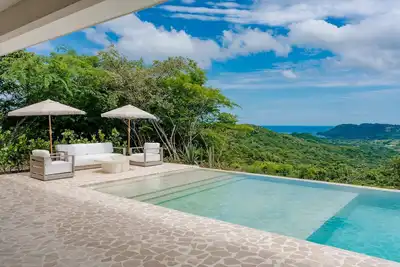 Image de Secluded Luxury Mansion with Sleek, Modern Design, High-End Amenities, and Spect