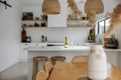 Image de Iconic beach house-close to hot springs, walk to the beach