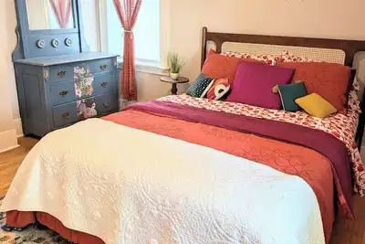 Three-Bedroom Apt, 1st Floor, Close to Downtown
