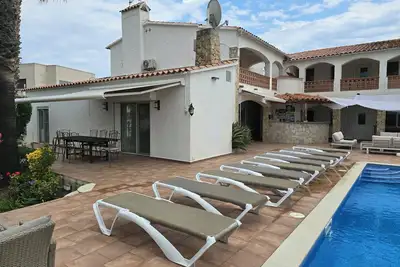 Image de Appt 2 ch, 4 pers, au canal, clim, WiFi, Smart Tv, lave linge, moustiquaires. . . .