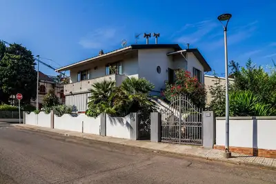 Image de Luminoso Appartamento in Villa Bifamiliare con Giardino e Posto Auto Privato