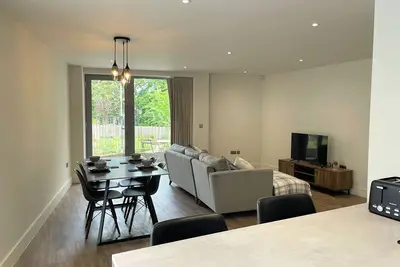 Image de Modern and Sleek 2 Bed Apartment With Parking