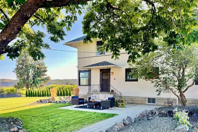 Image de 1910 Farmhouse- 4 BRs, Hot Tub, Fire Pits & Breathtaking Views – Perfect for 10