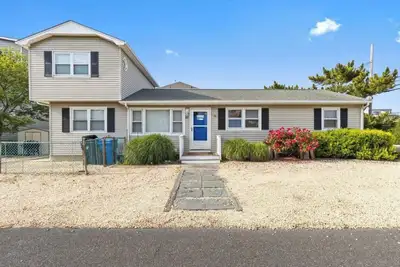 Image de Sunny Beach House Getaway: 8 Houses to the Beach – Sand, Surf, & Delicious Eats!