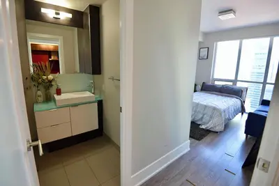 Image de Modern Downtown Toronto Condo - 2Bed/2Bath (1 Free Parking) Sleeps 6