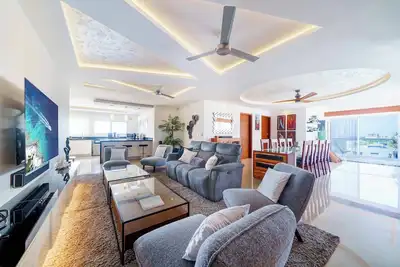 Image de 4-Bedroom Luxury Penthouse with Private Jacuzzi and office, next to Hotel Zone