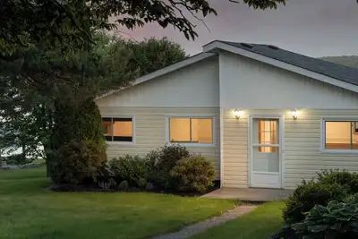 Image de All-Season Lakeside Serene Cottage with Suana!