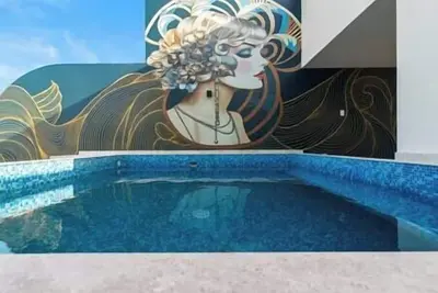 Image de Penthouse w/ Pool & Chic Décor