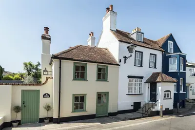 Image de Quaint 18th Century Fishermans Cottage in Lymington