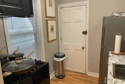 Image de Enjoy your own sophisticated, newly renovated private space on King St.