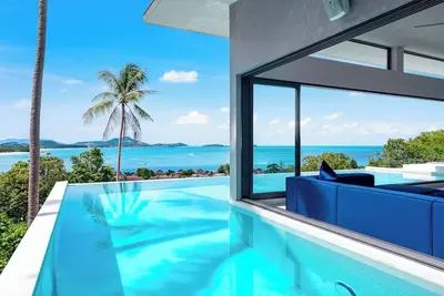 Panoramic Ocean View Villa with Infinity Pool and Bar. 2 minutes from the beach!