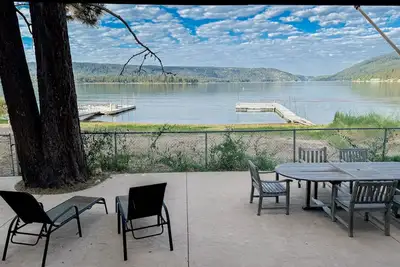 Image de Big Bear Lake Front 4 Bedroom sleeps 8 Boat Dock Jacuzzi 10 minutes to Ski Slope