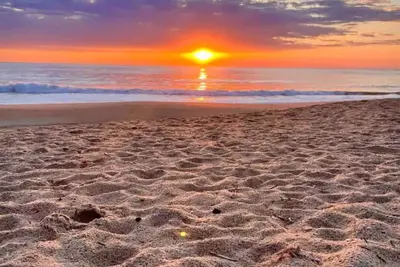 Image de 3-bedroom 2 bath cottage-Walk to beach or golf\nCourse. Hot Tub and outside shower