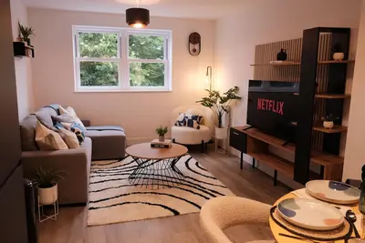 Stylish, Luxury Southampton Apt - Sleeps 4.