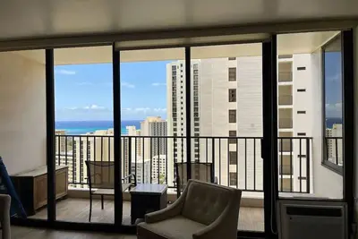 Image de High Floor Ocean View Waikiki Condo – Fully Renovated with Free Parking Included