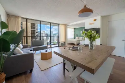 Image de Fresh 1 Bedroom with Parking at Waikiki Banyan! !