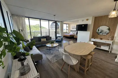 Image de Very Beautiful! High Floor! Waikiki Banyan One Bedroom with Parking Included