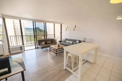 Image de High-Floor 1br in Waikiki – Diamond Head View, Free Parking, Walk to Beach & Attractions