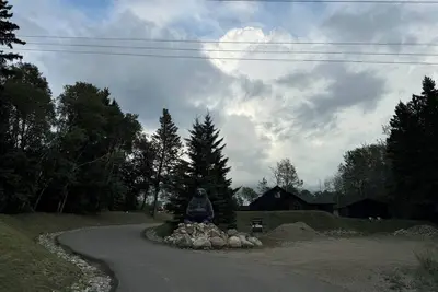 Image de Cozy 3-bedroom cabin with WiFi, hot tub and fire pit!