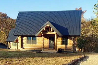 Image de Waterfall View Cabin at White Buffalo Lodge;\nFamily-friendly with lake access