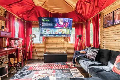 Image de Pocono Cinema & Sauna Retreat Cozy 2 Br w Outdoor Theater Private Hot Tub &Sauna