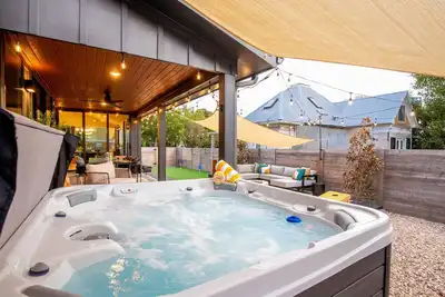 Image de Downtown Austin Luxury Stay ★ Hot Tub • Fire Pit • Minigolf