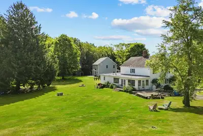 Image de Modern farmhouse in Shelton with WiFi, 4 bedrooms, lake & hiking nearby!