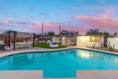 Image de Sleeps 9 | Heated Pool | Backyard | Downtown Phx
