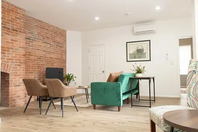 Image de Spacious 2br Apt / Quiet area / Minutes from stadiums, museums, parks & more!