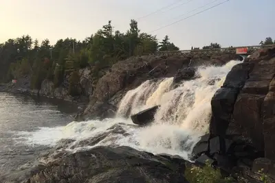 Image de 5 Bedroom Cottage in Muskoka. Beach, swimming, pool, boating available on site.