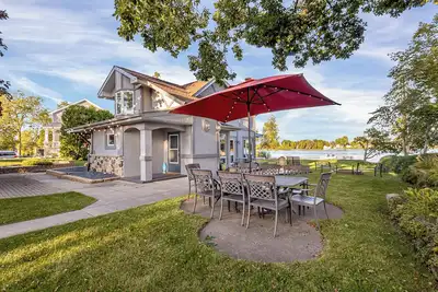 Image de Cozy Lakefront Escape: Perfect for Seasonal Getaways & Large Groups