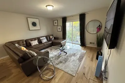 Spacious 3-bedroom apartment with WiFi, Ac in amazing Newark