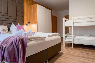 Image de Sylpaulerhof-Familienzimmer Deluxe ; avec balcon, vue sur la montagne et piscine commune en été