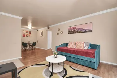 Image de 1br Mda Nrg Med Dt Zoo Galleria Uh Museum KgBd Pool WiFi 4kTV