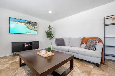 Image de Spacious 4-bedroom house with backyard for families and pets