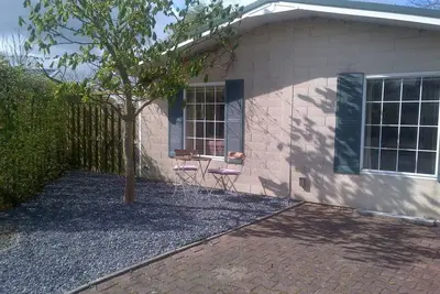 Image de Bungalow au bord de l'eau avec terrasse