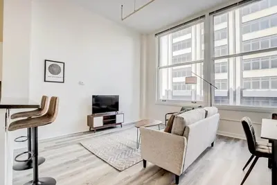 Image de CozySuites - 2br with Direct Skybridge Access #3