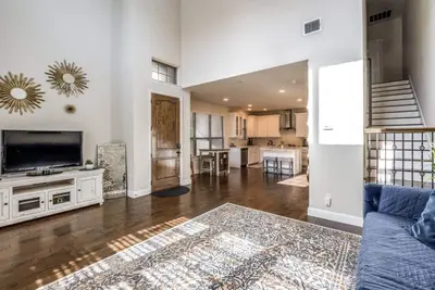 Image de Central - Spacious Townhome