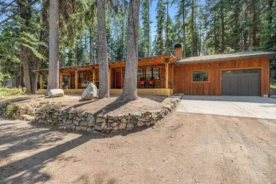 Image de Rustic Retreat - Near downtown, parks & hospital - Hot tub - 5 bd