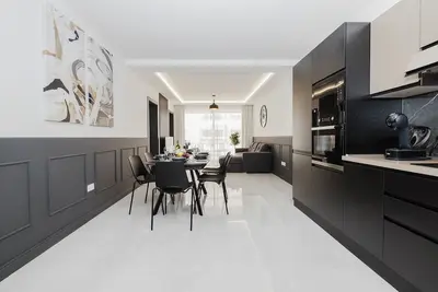 Image de A bright and spacious 2-bedroom apartment in Qawra with a large balcony, modern kitchen, and cozy bedrooms — the perfect base for a relaxing stay by the sea.