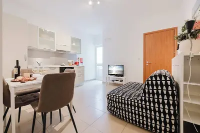 Image de Modern 1-bedroom apartment ideally located near Balluta Bay and Sliema’s promenade. Includes a sofa bed, full kitchen, Wi-Fi, and A/C — everything you need for a comfortable stay close to shops, beaches, and restaurants.