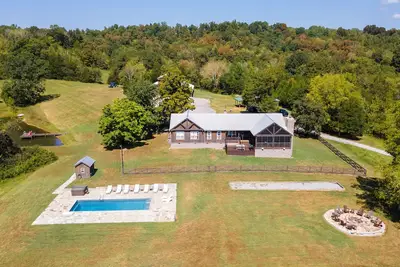 Image de Above Nashville Rustic Retreat Farm I 200 Acre Farm | Pool&Spa I Services