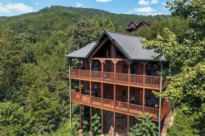 Image de 4 king beds, hot tub, mountain view!