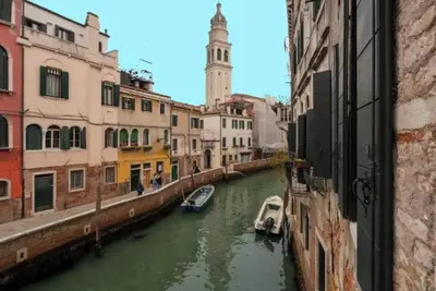 Image de Opulent Canal-Side Residence with Venetian Nobility Charm