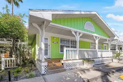 Image de Romantic Island Getaway! Just Steps from the Beach